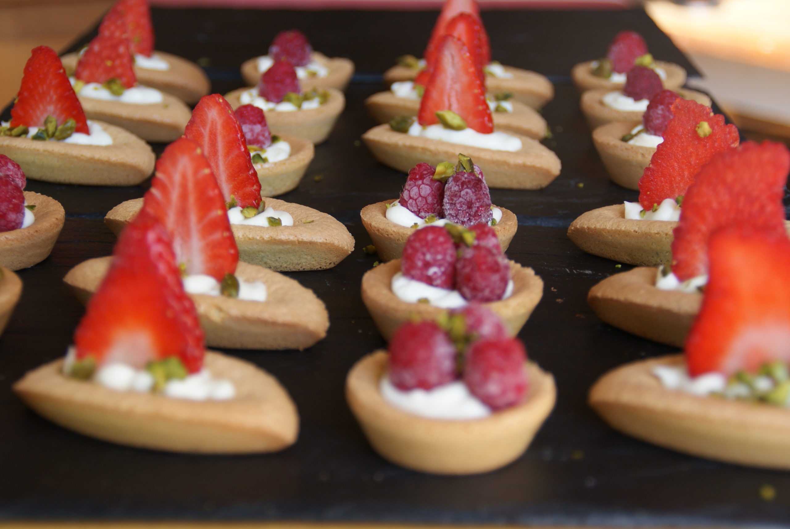 Mignardises sur fond de génoise