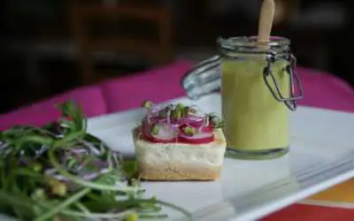 Velouté aux fanes de radis et curry