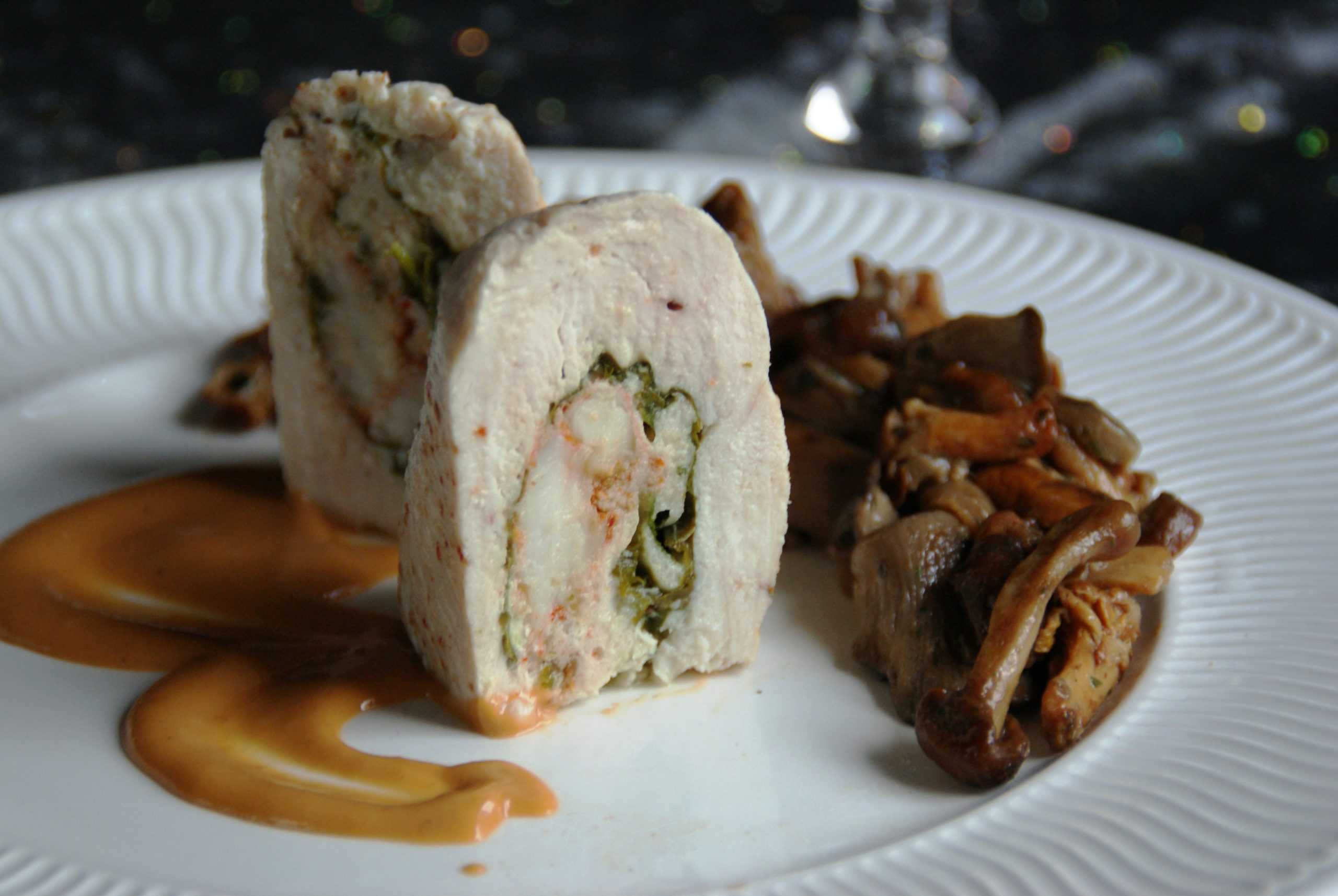 Poulet aux langoustines et sa bisque, poêlée de champignons des bois