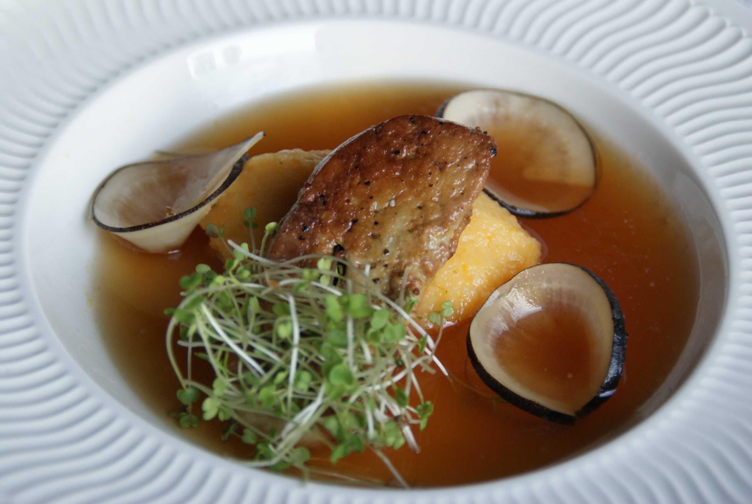 Foie gras poêlé en bouillon de crevettes grises