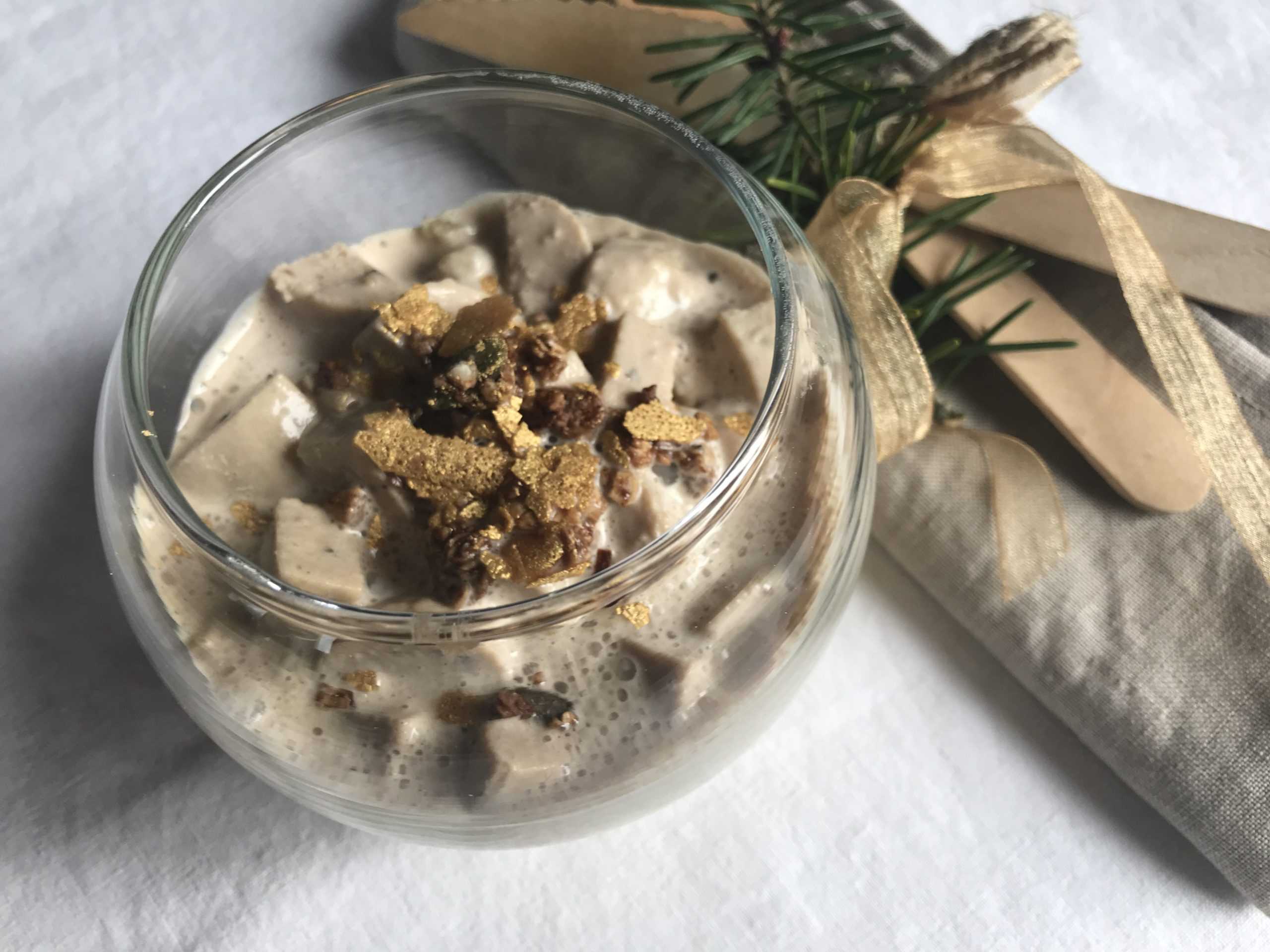 Emulsion de foie gras chaud sur Compotée de pommes à la Cardamome, crumble épicé