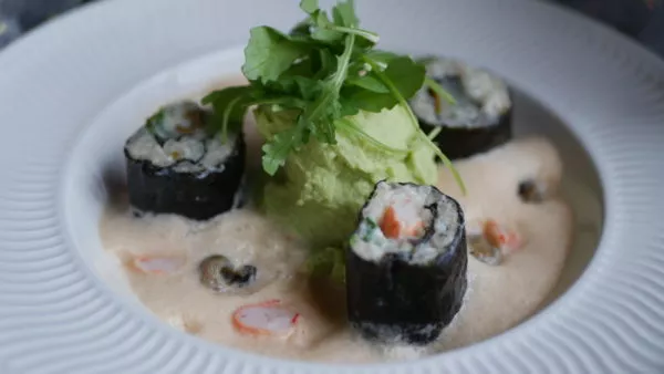 Makis de riz au lait aux fruits de mer, purée de romanesco, émulsion parfumée. Photo du cours de cuisine en ligne "menu de fête" thermomix 2020 de l'ATELIER au bord de lo situé entre Cholet et les herbiers