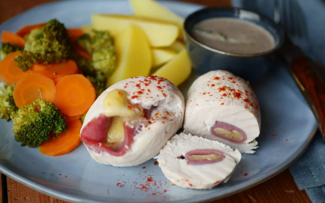 Ballotins de POULET au BACON et au COMTE, sauce Champignons et légumes de saison