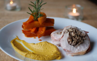 Rôti de Volaille farci aux champignons, Légumes laqués aux épices, sauce crémeuse au Whisky