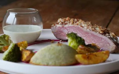 Magrets de canard panés aux noisettes, timbales de brocolis, sauce fourme